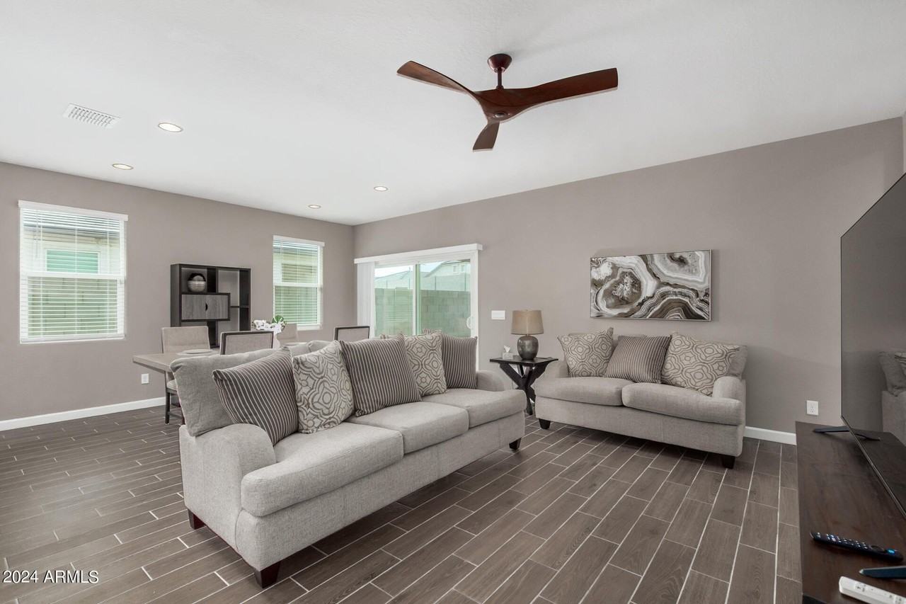 23950 West Hilton Avenue - Photo 6 of 40