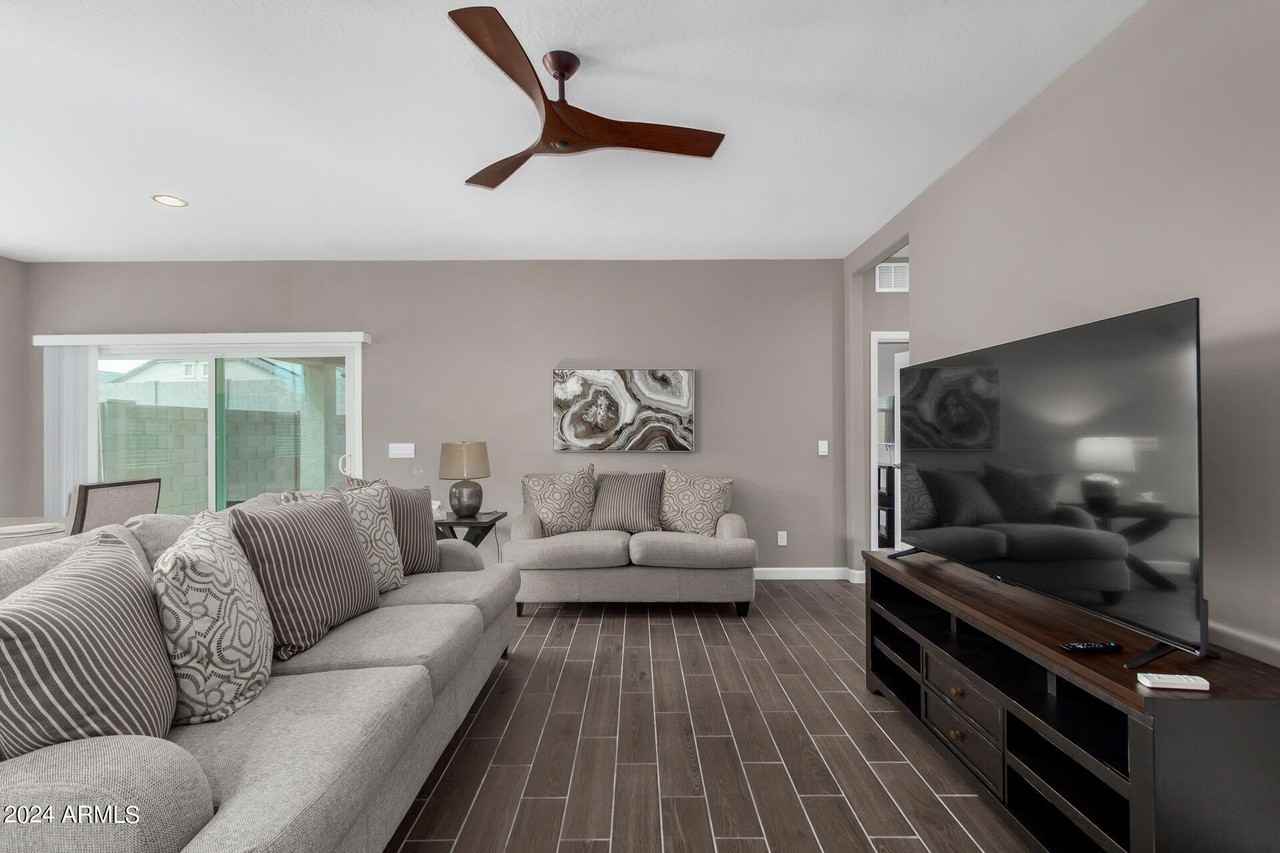 23950 West Hilton Avenue - Photo 7 of 40