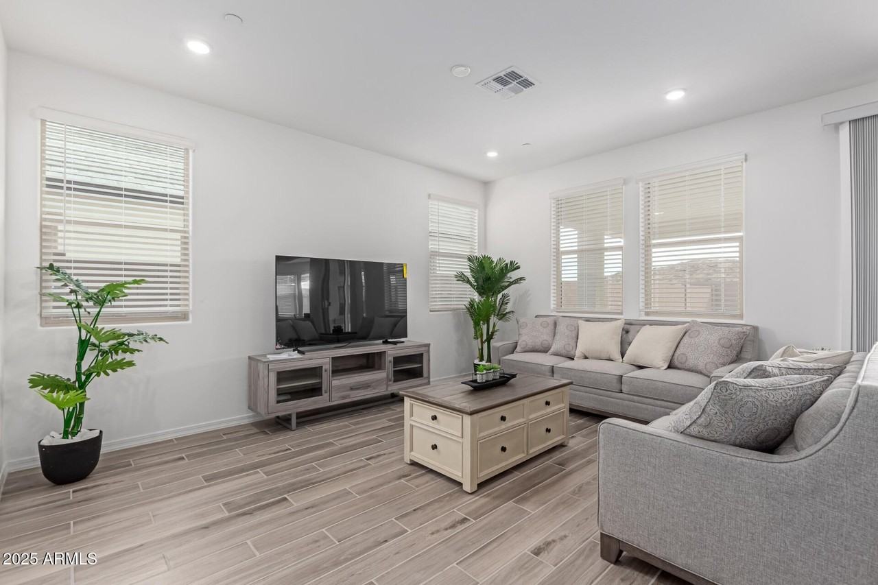 21283 W Edgemont Ave - Photo 5 of 48