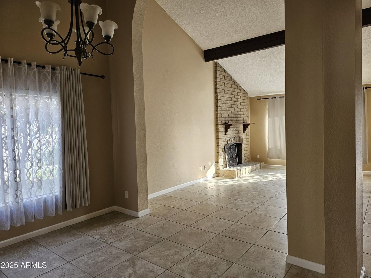 1514 E Weathervane Ln - Photo 4 of 18