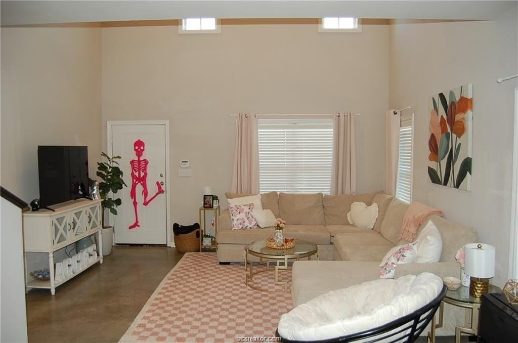 3102 Green St - Photo 4 of 26