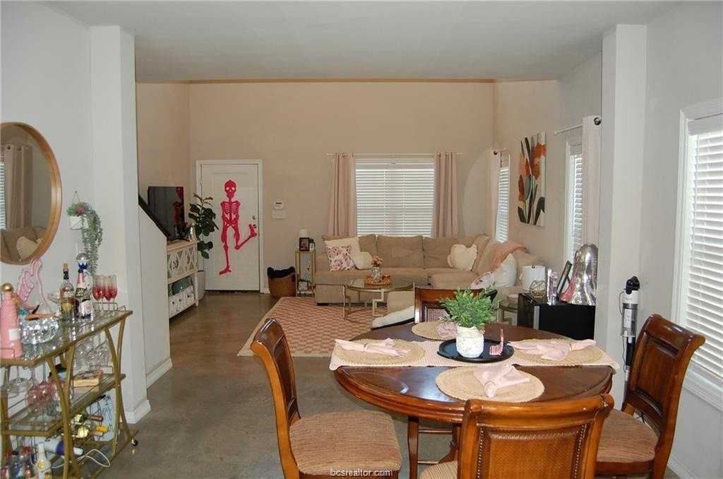 3102 Green St - Photo 5 of 26