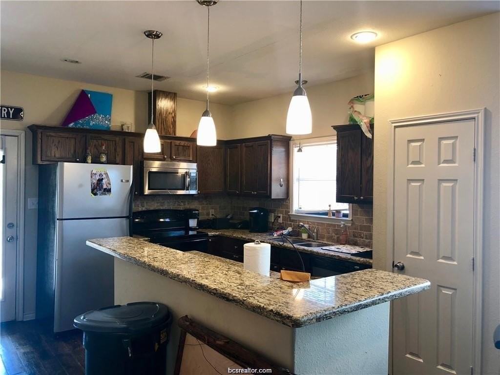 308 Holik St - Photo 2 of 12