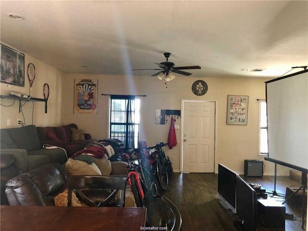 308 Holik St - Photo 4 of 12