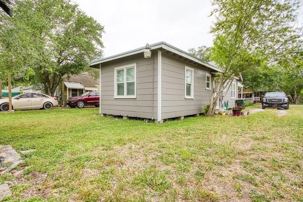 322 Fetick Ave - Photo 4 of 33