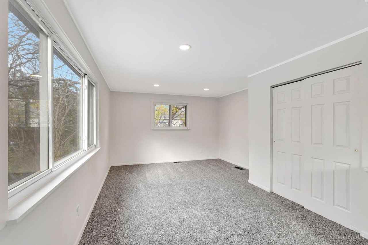 6985 Beechmont Ave - Photo 6 of 25