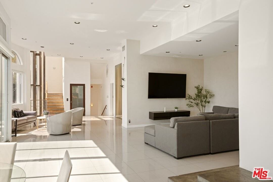 8435 Franklin Avenue - Photo 7 of 50