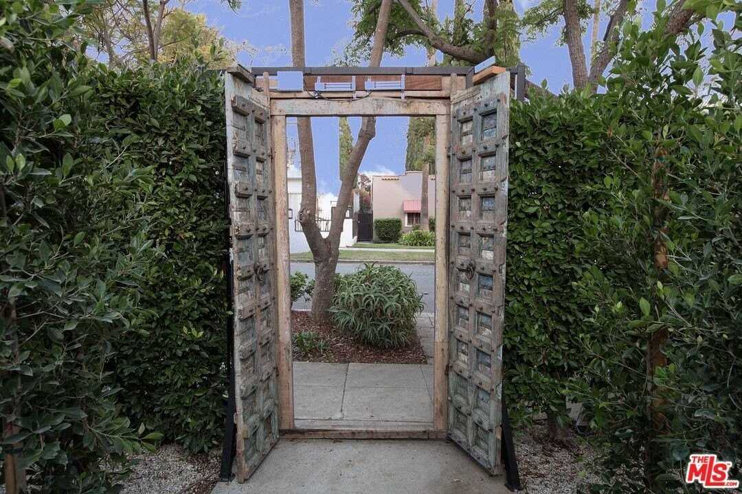 951 N Martel Ave - Photo 3 of 34