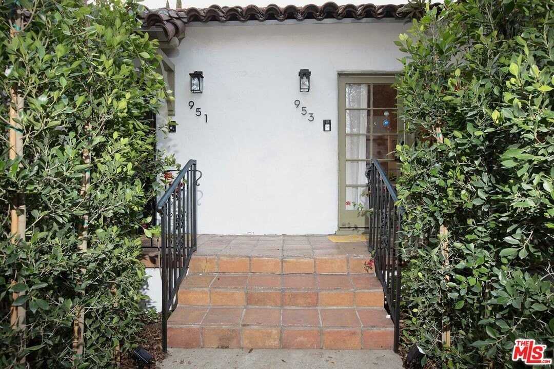 951 N Martel Ave - Photo 4 of 34