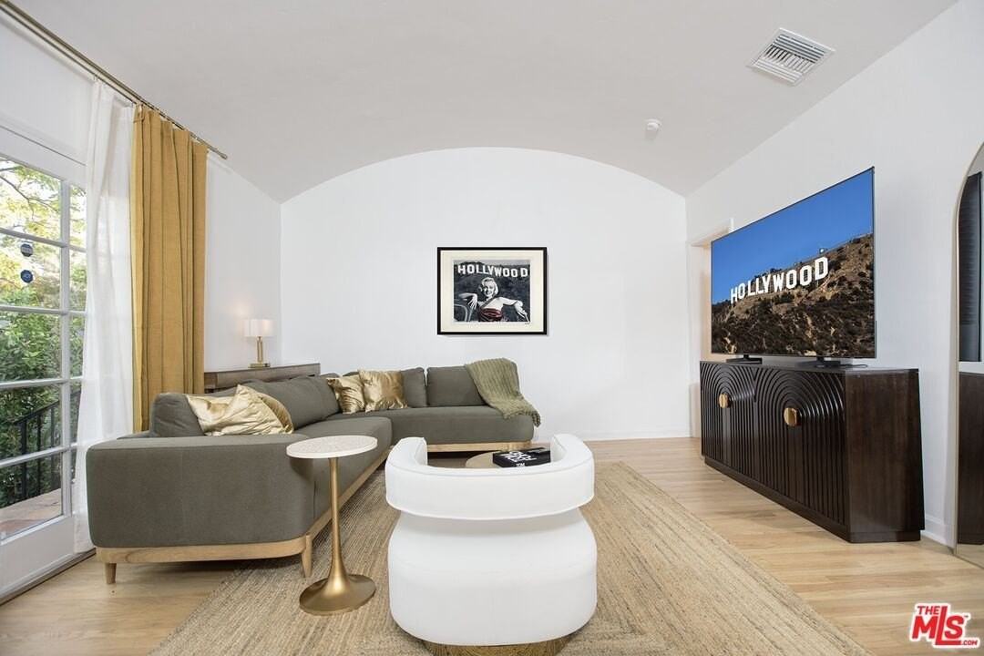 953 N Martel Ave - Photo 6 of 29