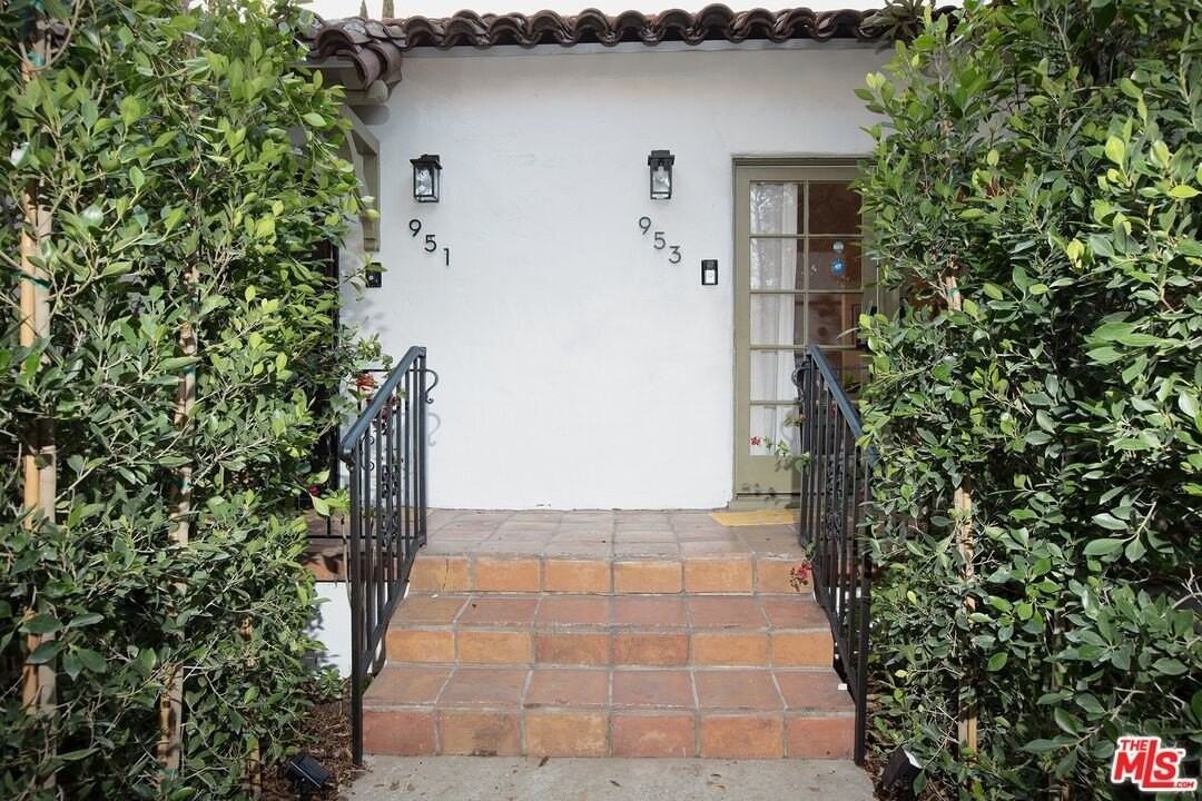 953 N Martel Ave - Photo 4 of 29