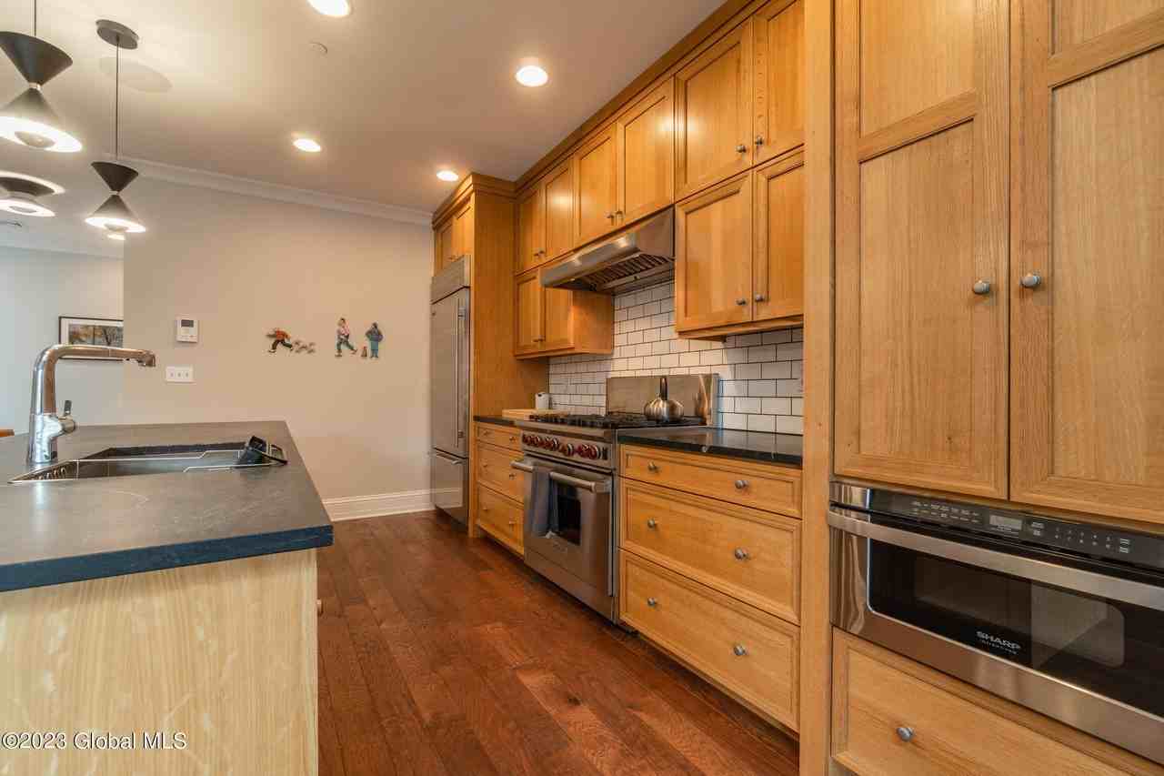 37 Henry St Apt 401 #401 - Photo 4 of 27