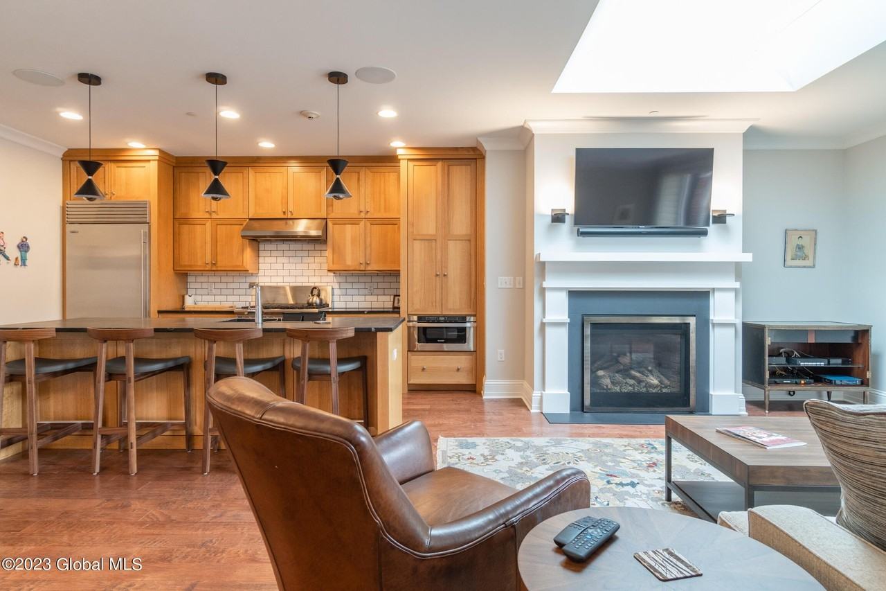 37 Henry St Apt 401 #401 - Photo 5 of 27