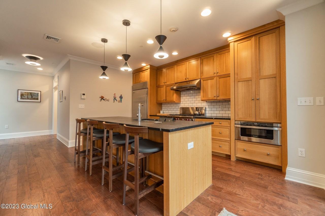 37 Henry St Apt 401 #401 - Photo 6 of 27