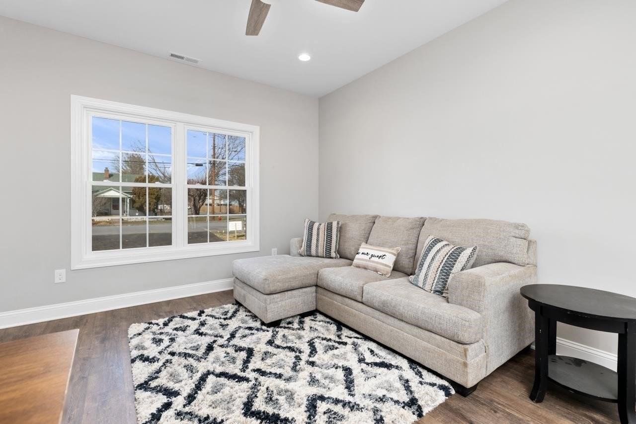 1013 B St - Photo 3 of 29