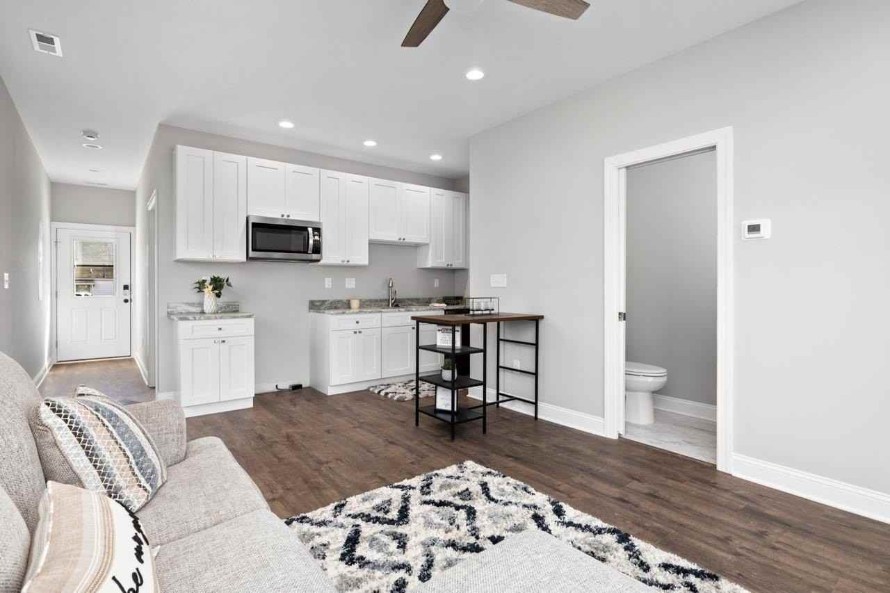 1013 B St - Photo 4 of 29