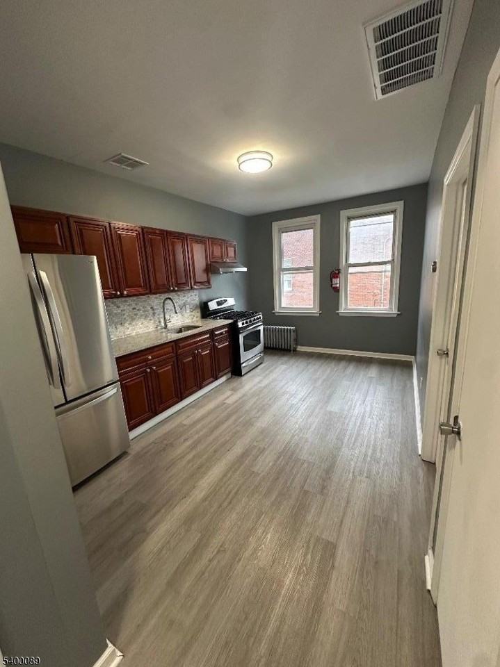 255 E 16th St - Photo 2 of 7