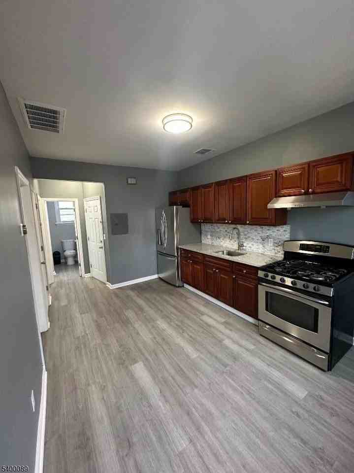 255 E 16th St - Photo 3 of 7