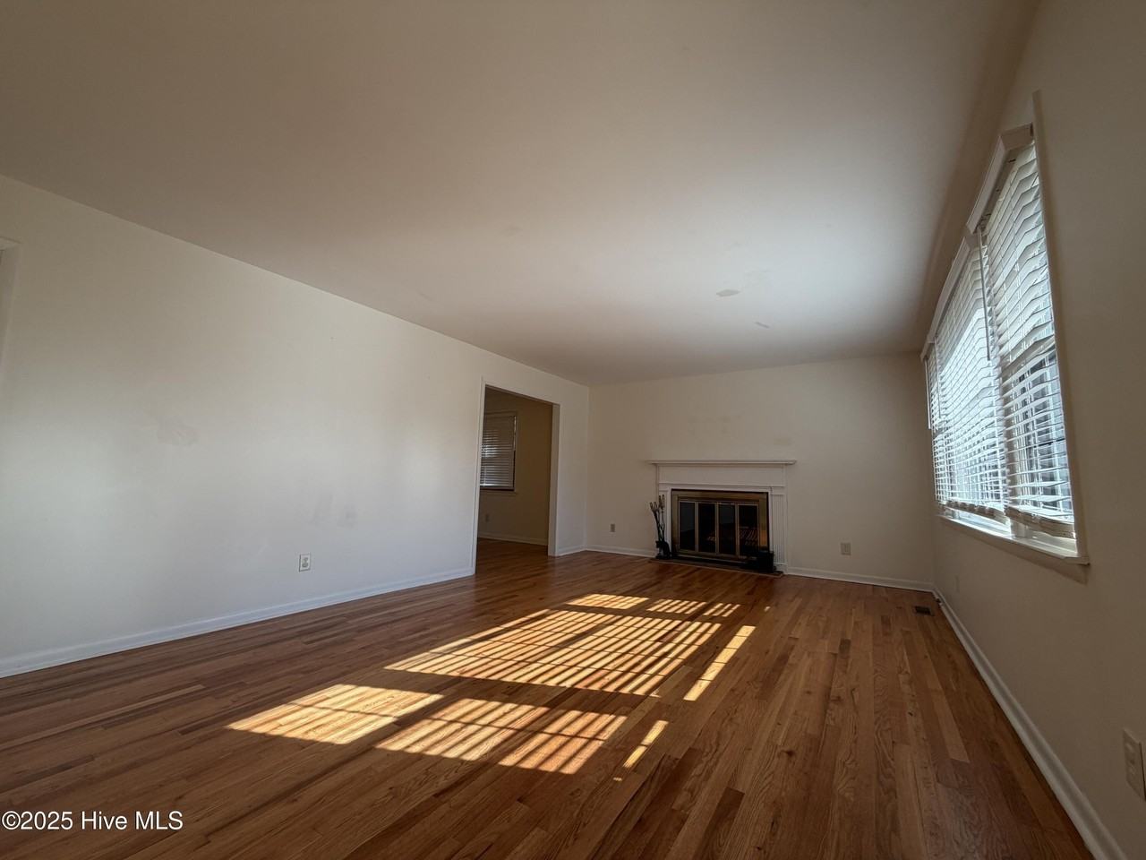 704 Christine Ave - Photo 3 of 32