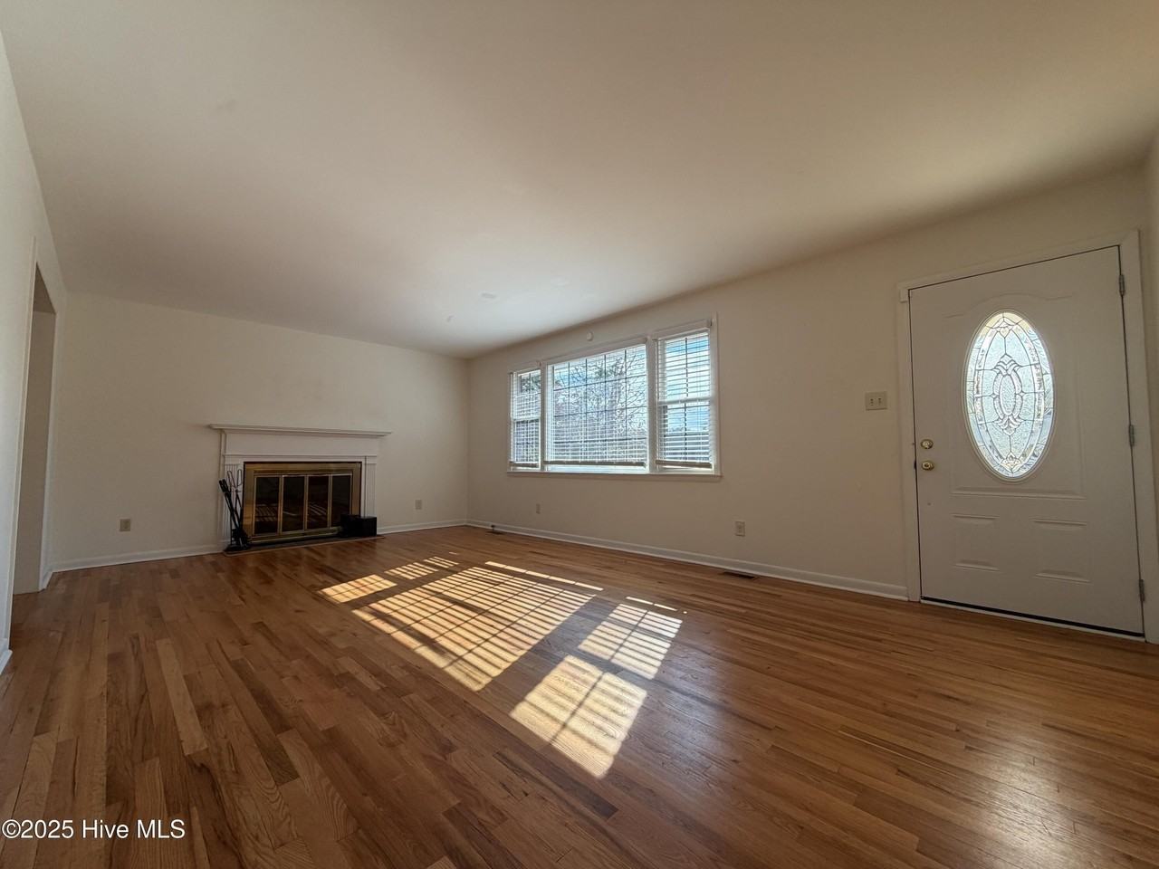 704 Christine Ave - Photo 4 of 32