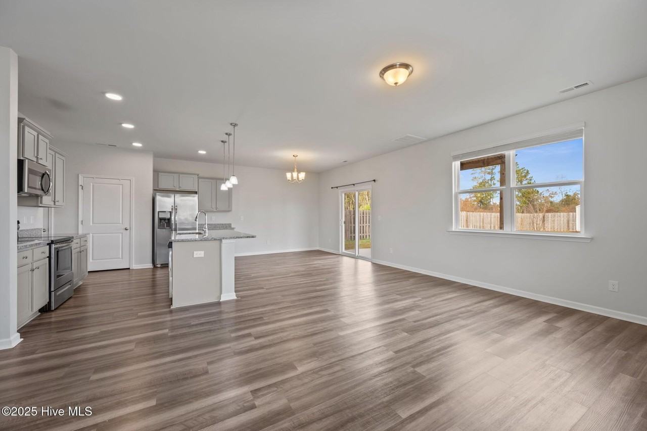 800 Lenox Dr - Photo 4 of 33