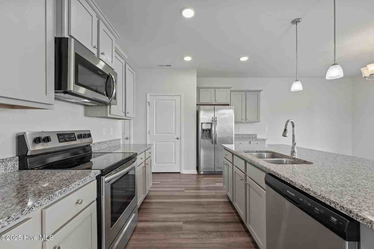 800 Lenox Dr - Photo 6 of 33