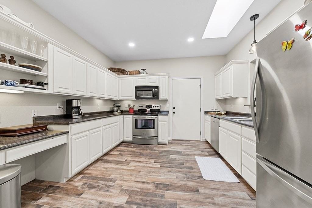 1008 Edinburgh Drive - Photo 4 of 25