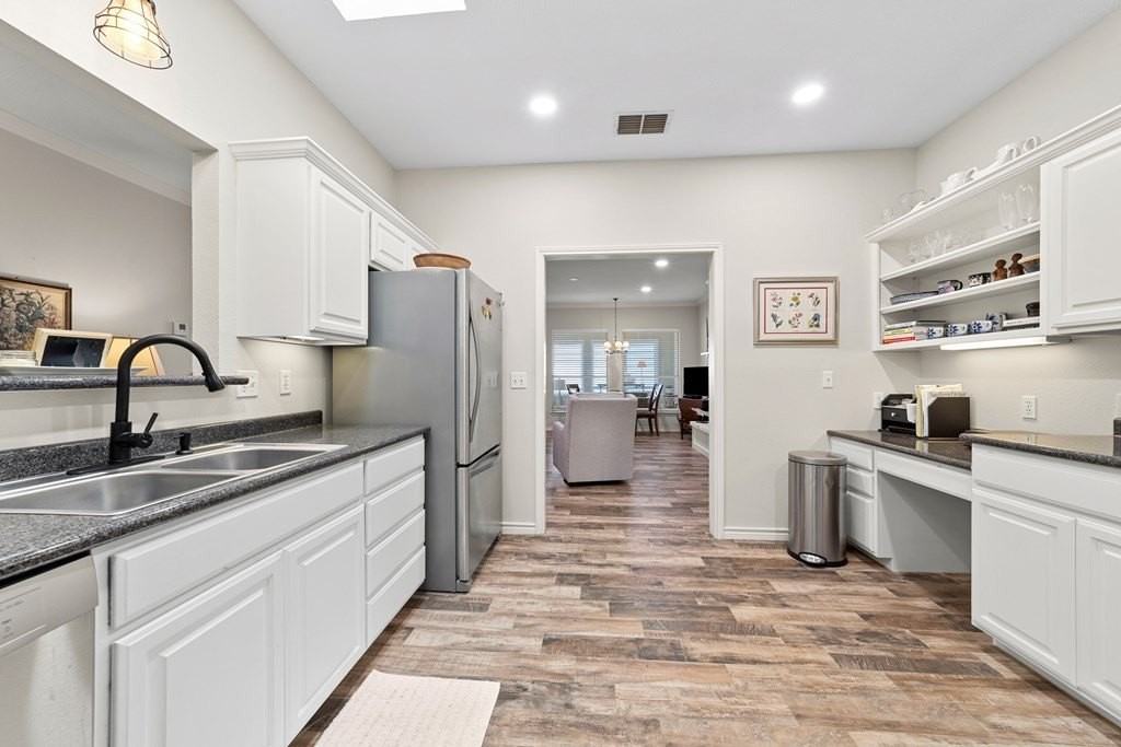 1008 Edinburgh Drive - Photo 5 of 25