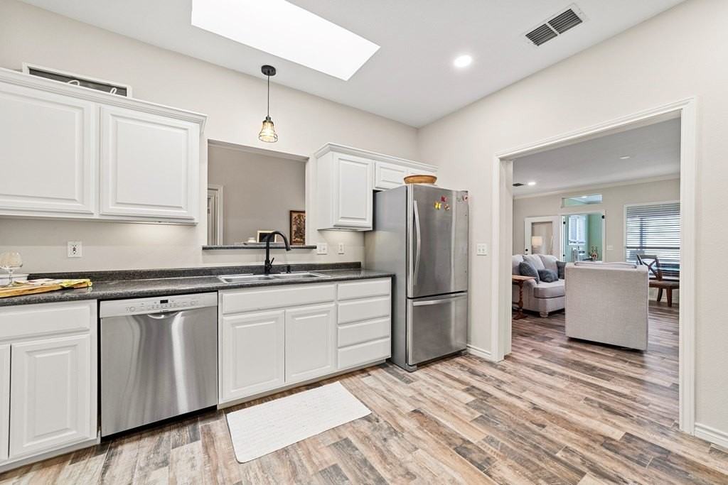 1008 Edinburgh Drive - Photo 6 of 25