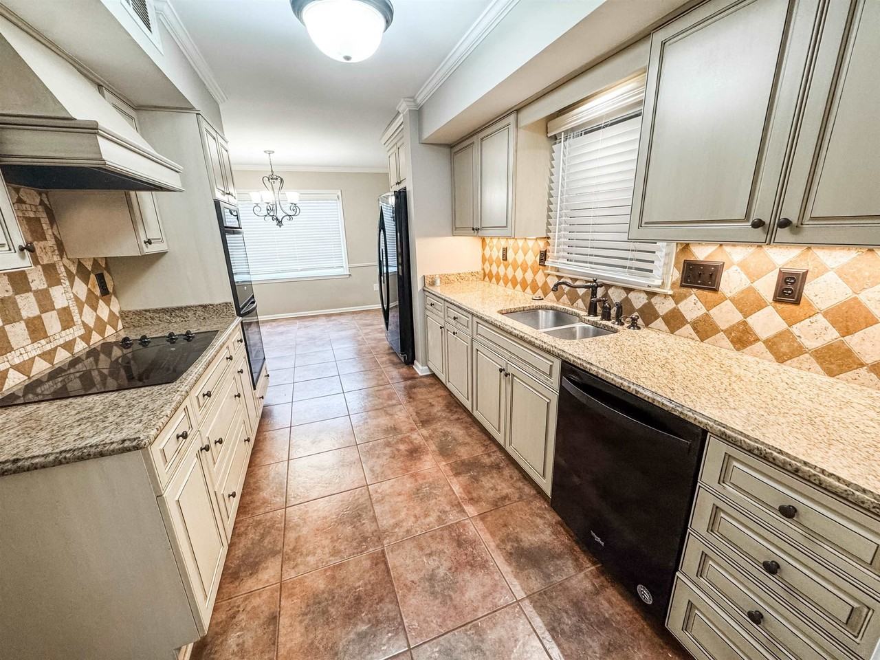 2852 Leesburg Dr - Photo 5 of 18