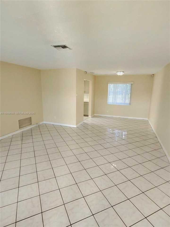 4231 Nw 27th St #NA - Photo 6 of 24