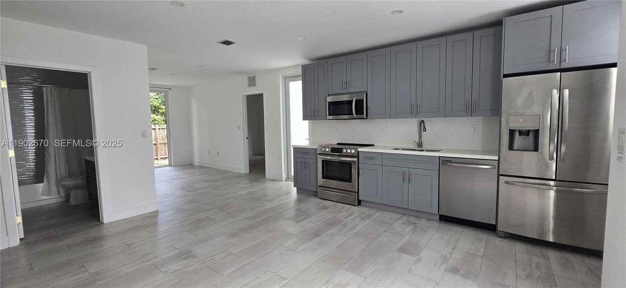 3823 Thomas Avenue - Photo 6 of 36