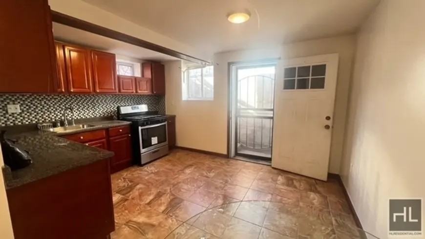 720 East 39th Street - Photo 4 of 10