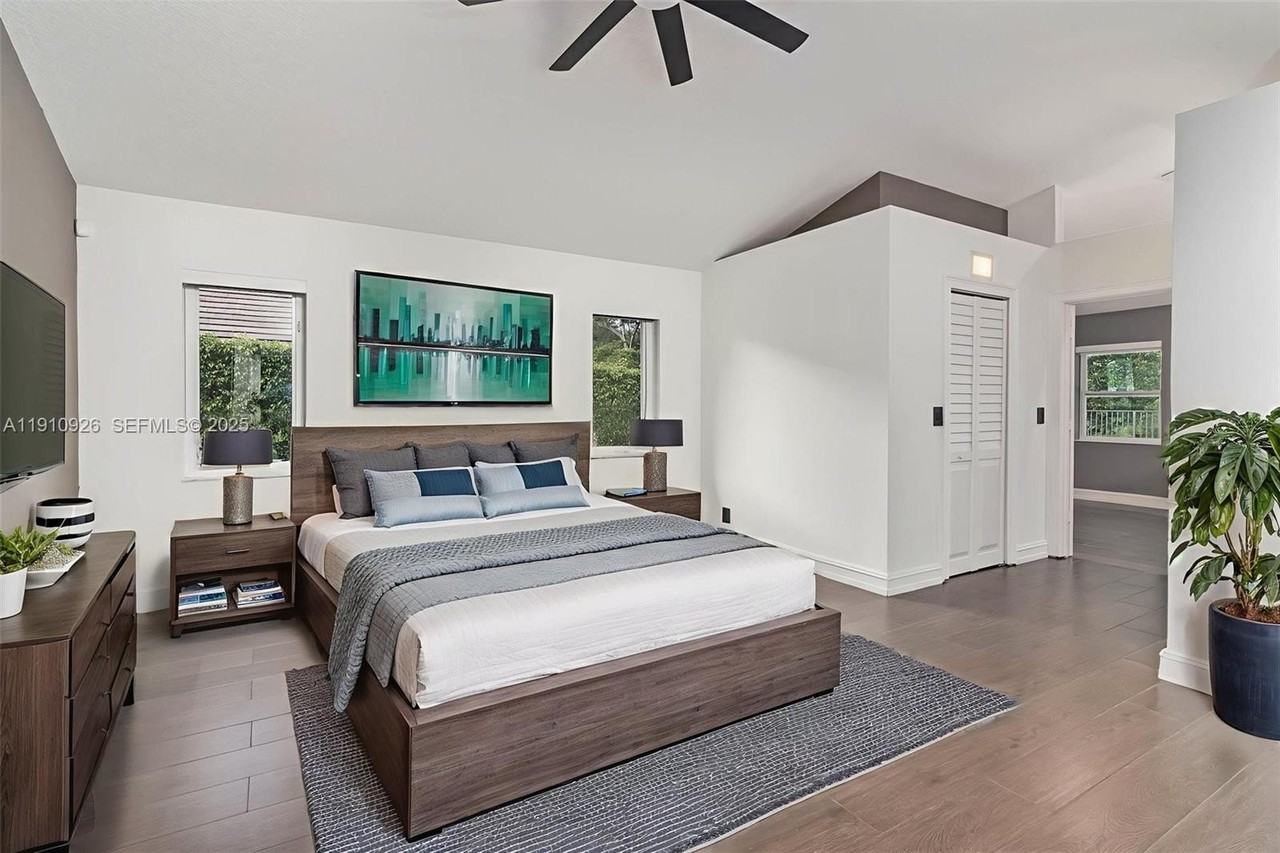 1222 Manor Ct - Photo 4 of 44