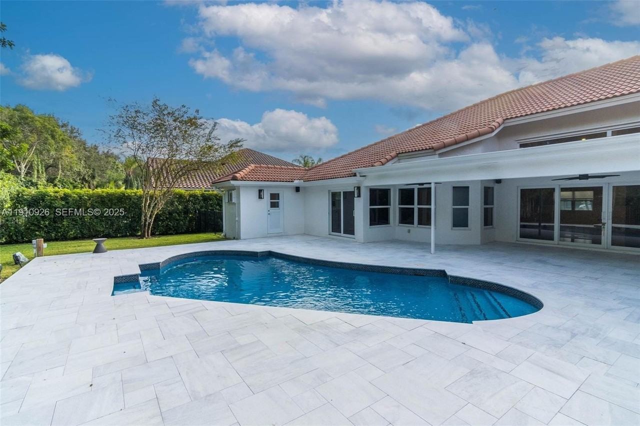 1222 Manor Ct - Photo 5 of 44