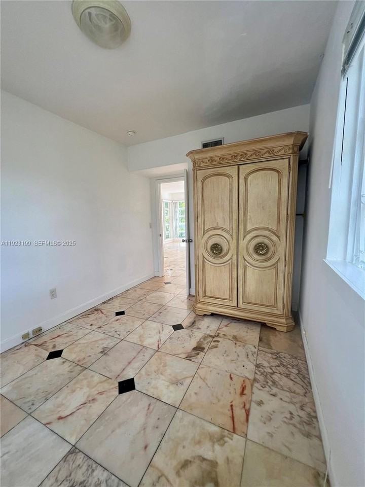 9350 E Bay Harbor Dr #6 - Photo 7 of 18