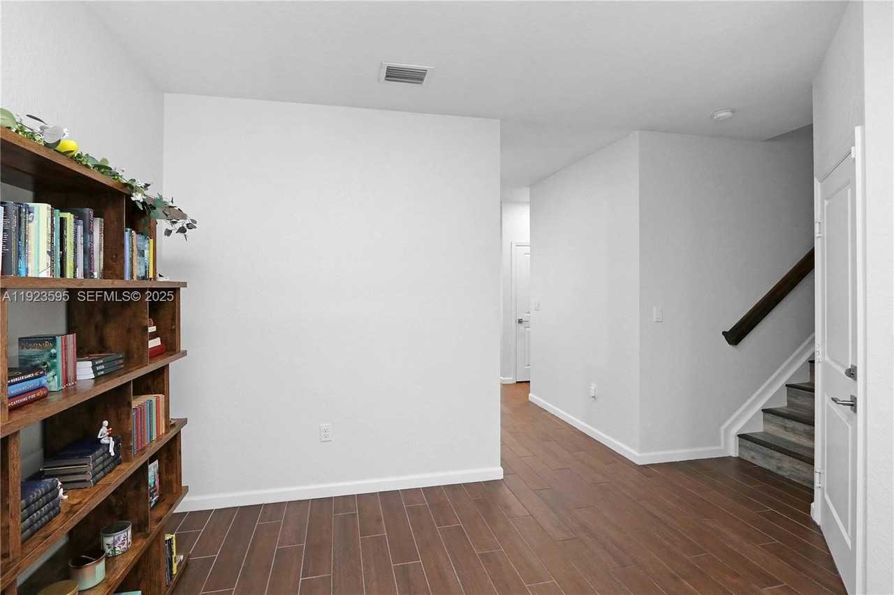 1457 Se 26th Ave - Photo 4 of 23