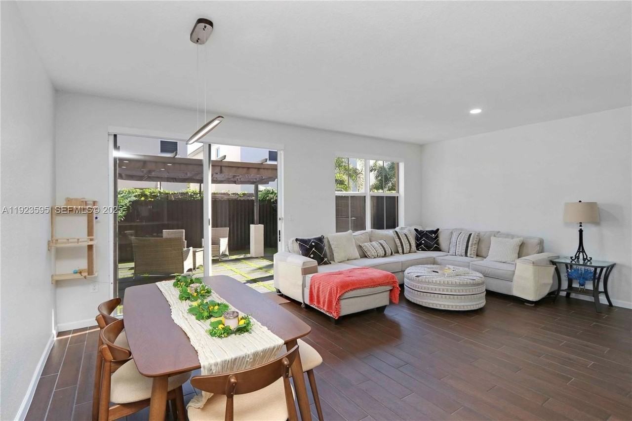 1457 Se 26th Ave - Photo 5 of 23