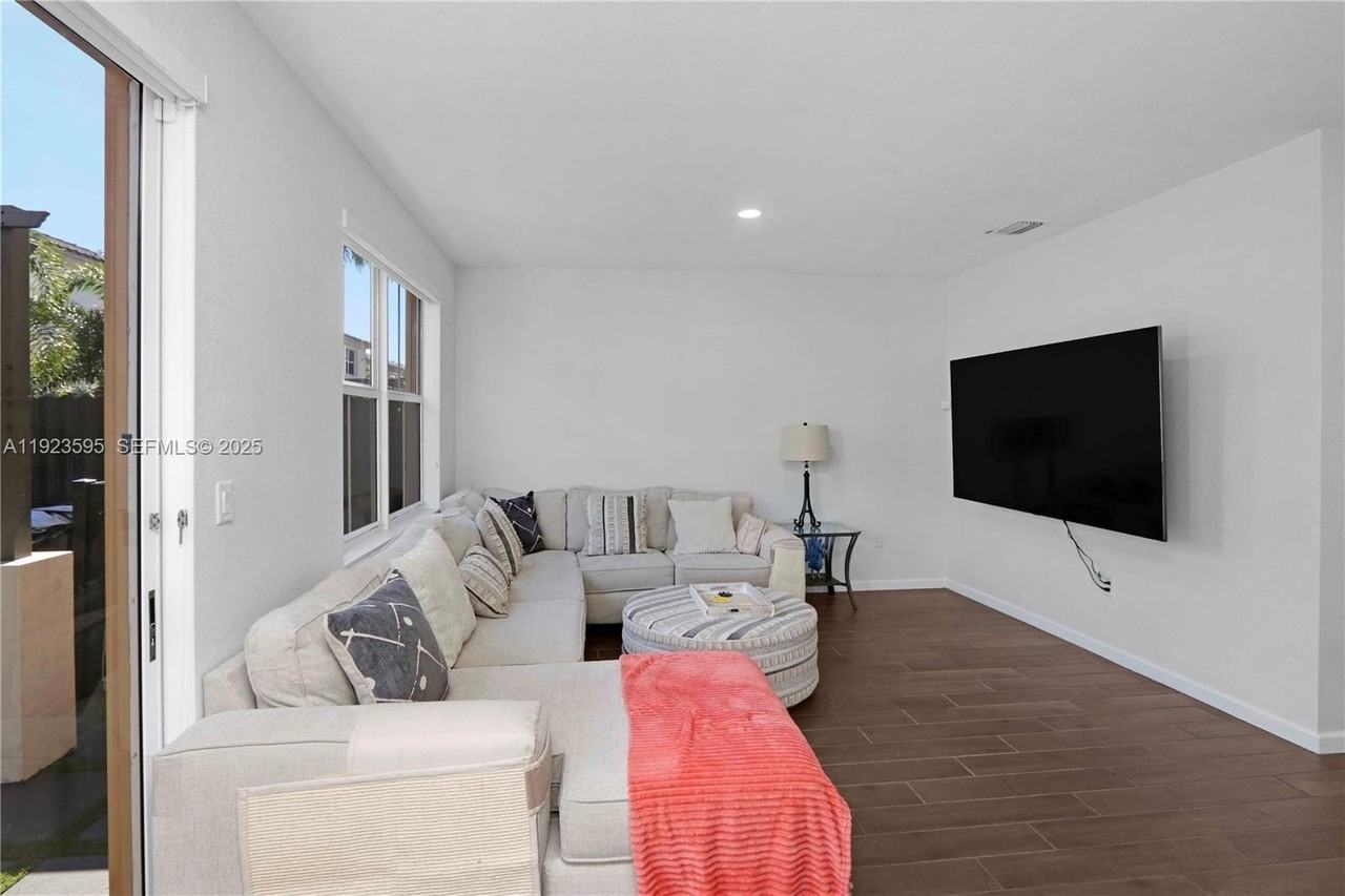 1457 Se 26th Ave - Photo 7 of 23