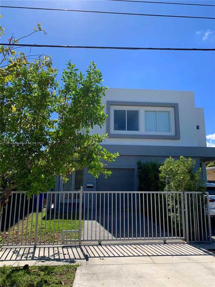 2852 Sw 32nd Ct #TH - Photo 2 of 8