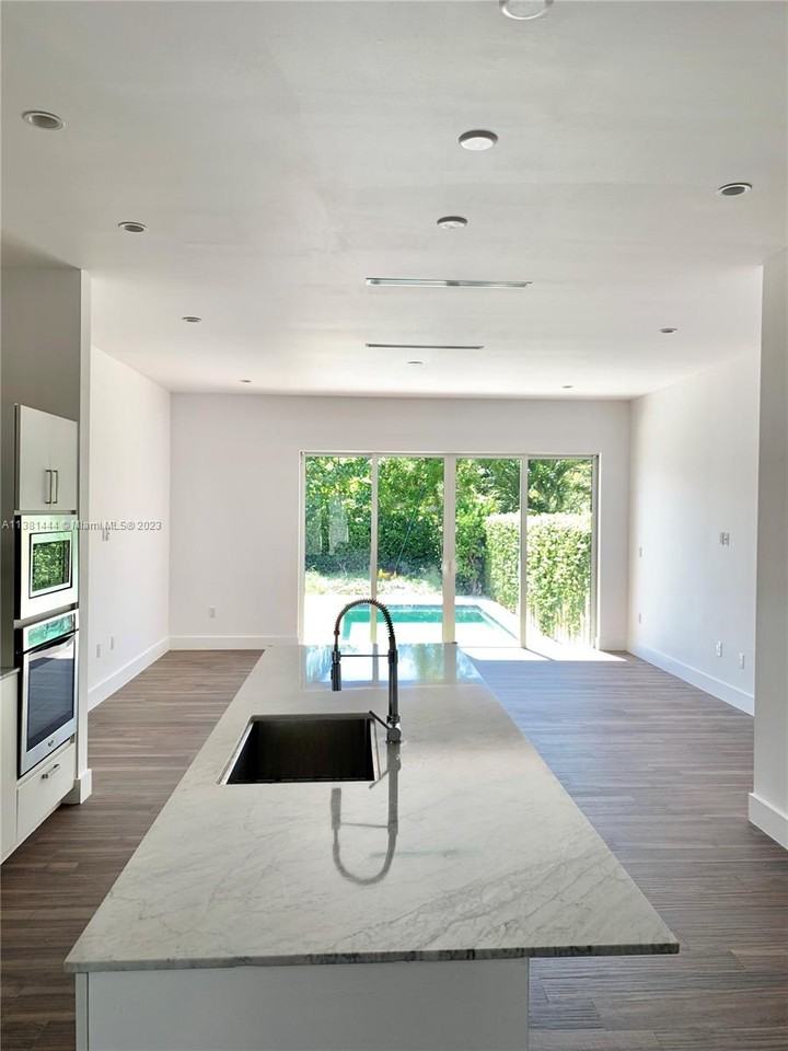 2852 Sw 32nd Ct #TH - Photo 3 of 8