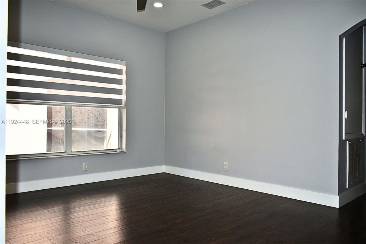 6254 Northwest 38th Drive - Photo 7 of 33