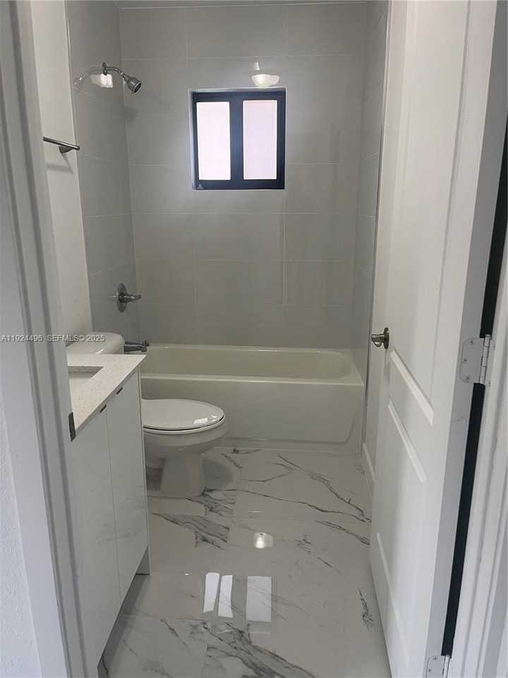 2730 Nw 44th St #2 - Photo 6 of 17