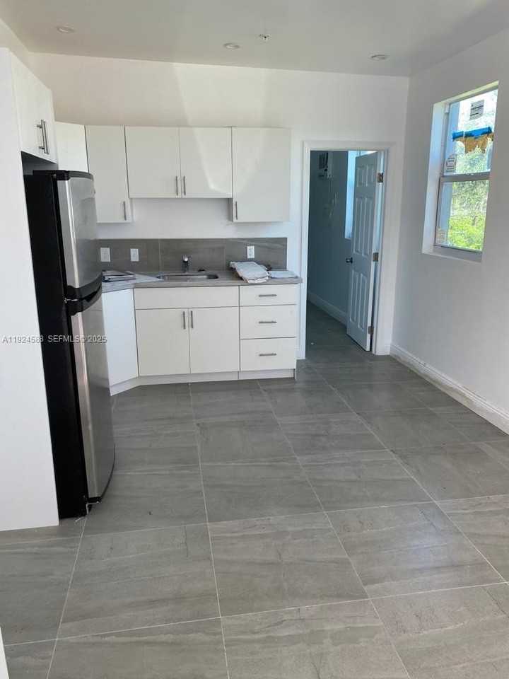 4023 Sw 19th St #A - Photo 2 of 39