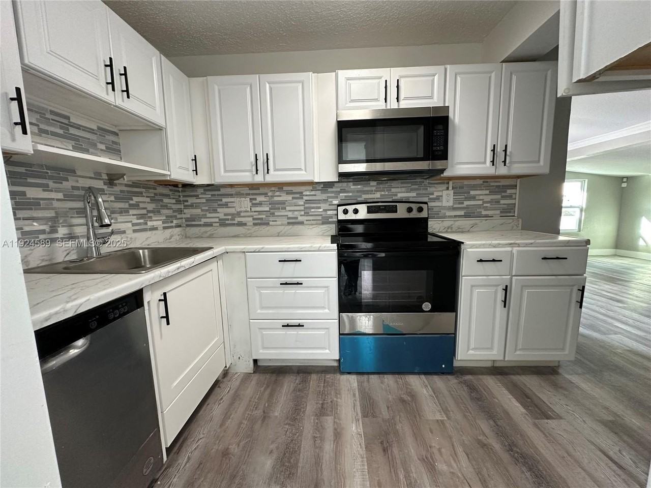 4711 Sw 38th St - Photo 3 of 16