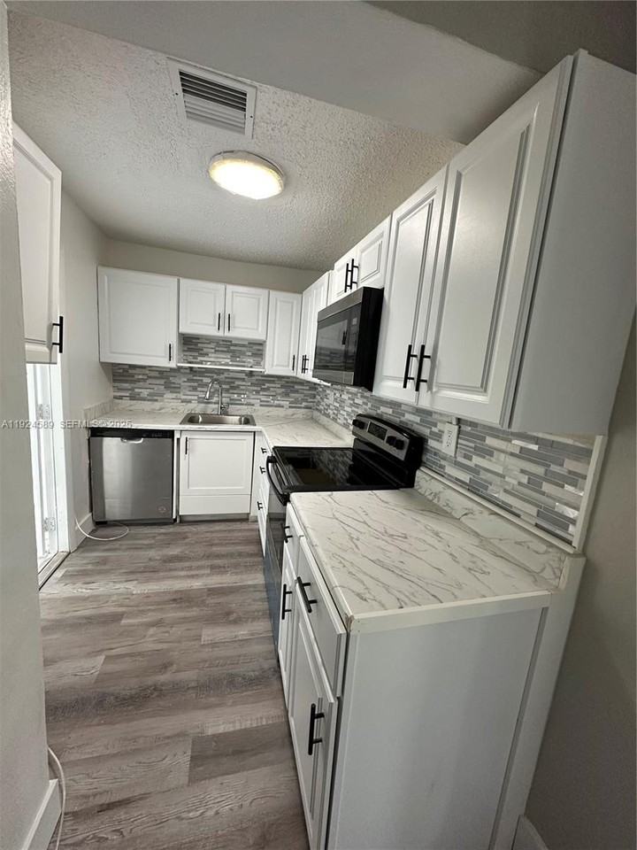 4711 Sw 38th St - Photo 4 of 16