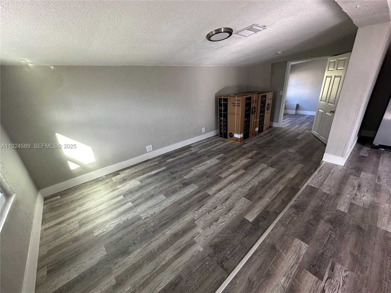 4711 Sw 38th St - Photo 5 of 16