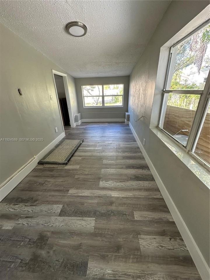 4711 Sw 38th St - Photo 7 of 16