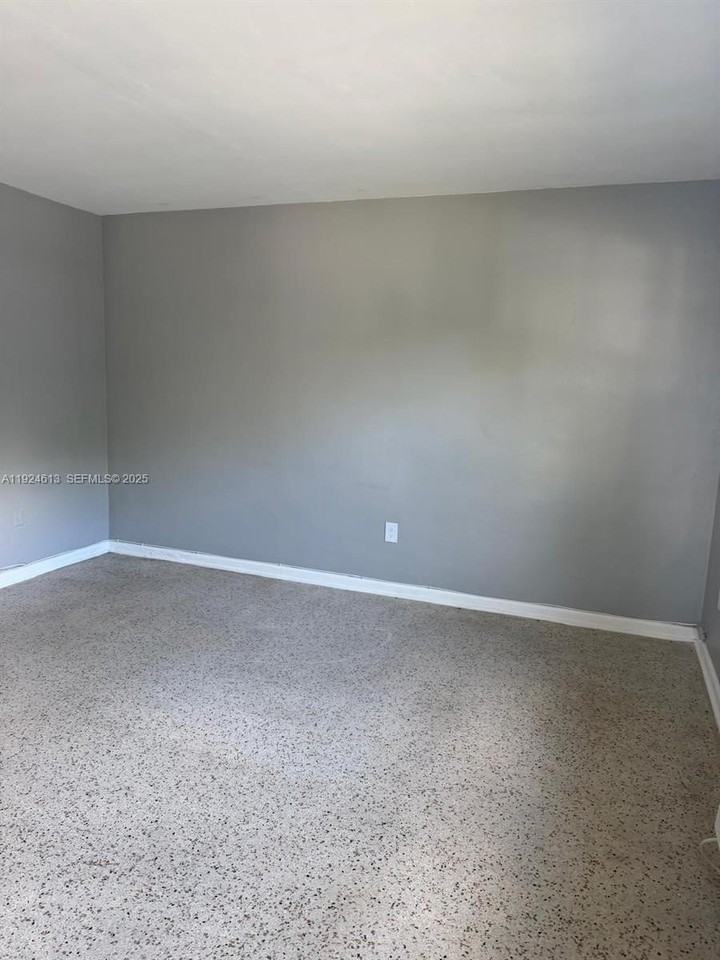 1940 Ne 167th St #3 - Photo 4 of 5