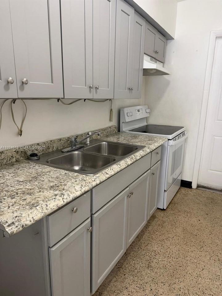 1940 Ne 167th St #3 - Photo 5 of 5